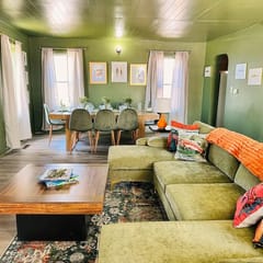 Mainfloor Condo-2BD/1BA/Grill/Laundry-Downtown Russell-8PP