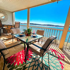 Regatta Bay Getaway-Luxury Lakefront Condo/2BD/2BA/Deck/Pool/Dock-6PP
