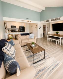 Blue Haven Lakefront 2 BED/2BATH/Pool/Pet Friendly-6PP - Image 4