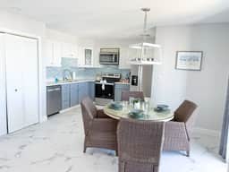 Lakeview Poolside 2BD/2BA/Pool/Balcony-Sleeps 6PP - Image 3