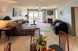 Regatta Bay Getaway-Luxury Lakefront Condo/2BD/2BA/Deck/Pool/Dock-6PP - Image 4