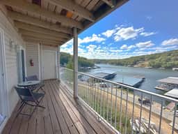 Wheelhouse: Lakefront 2BD/3BA/Deck/Pool/Pet Friendly-6PP - Image 2