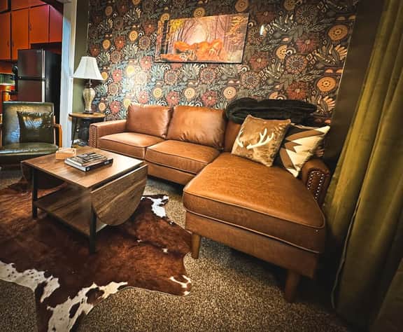 Bigfoot Bungalow-Private 1Bed/1Bath/Balcony-Downtown Russell - Image 3