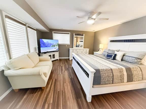 Lakefront Home 5BD/3BA Dock/Grills/Deck/Kayaks-16 - Image 3