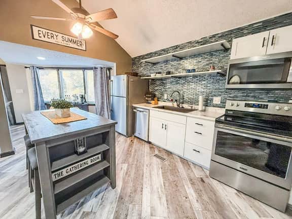 Lakefront Home-3BD/2.5BA/Dock/Grill/Firepit/Pool - Image 4