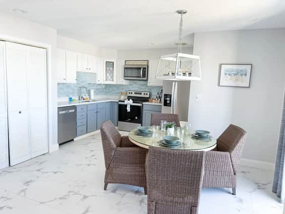 Lakeview Poolside 2BD/2BA/Pool/Balcony-Sleeps 6PP - Image 3
