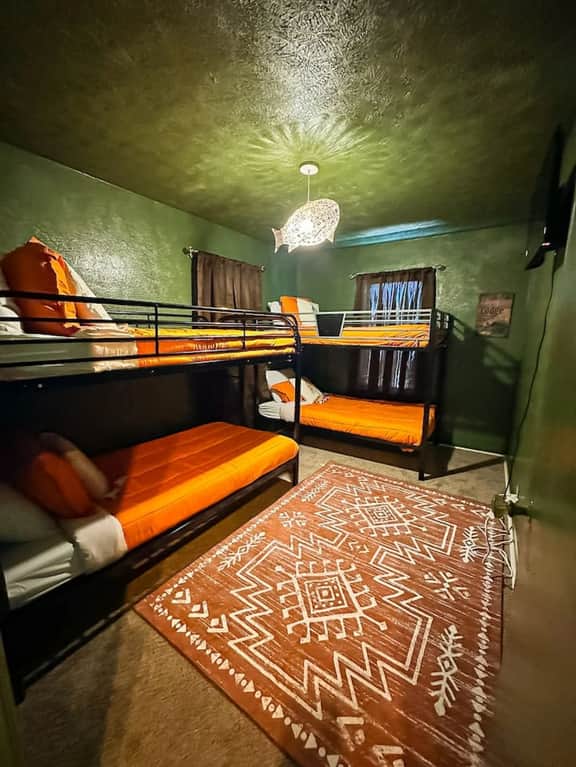 Mainfloor Condo-2BD/1BA/Grill/Laundry-Downtown Russell-8PP - Image 3