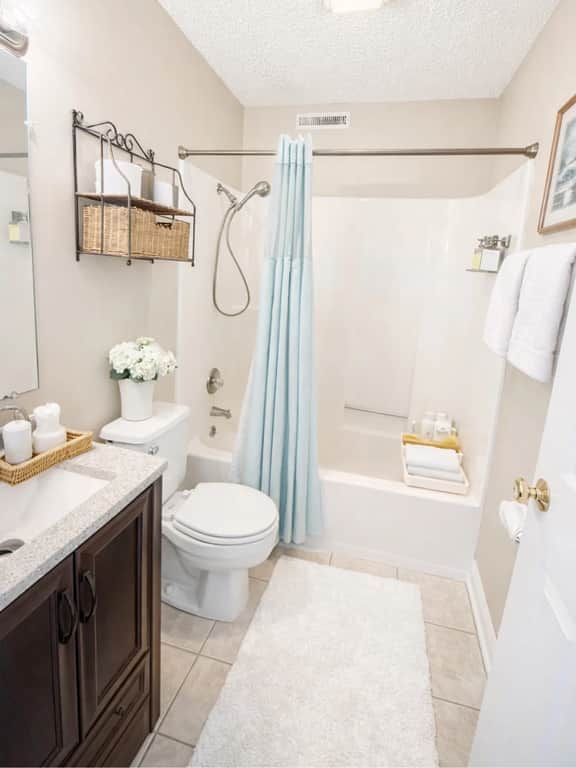 Sunshine & Roses Getaway Lakefront 1BD/1BA Pool/Hot Tub - Image 5