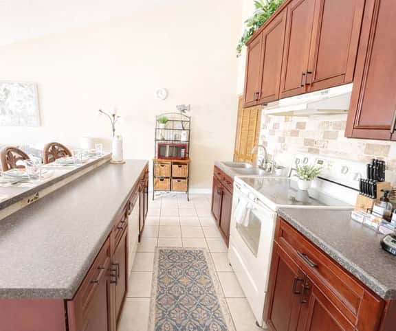 Sunshine & Roses Getaway Lakefront 1BD/1BA Pool/Hot Tub - Image 4