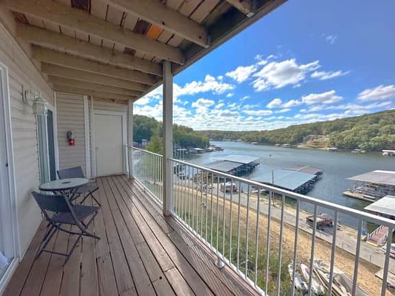 Wheelhouse: Lakefront 2BD/3BA/Deck/Pool/Pet Friendly-6PP - Image 2