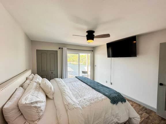 Wheelhouse: Lakefront 2BD/3BA/Deck/Pool/Pet Friendly-6PP - Image 3