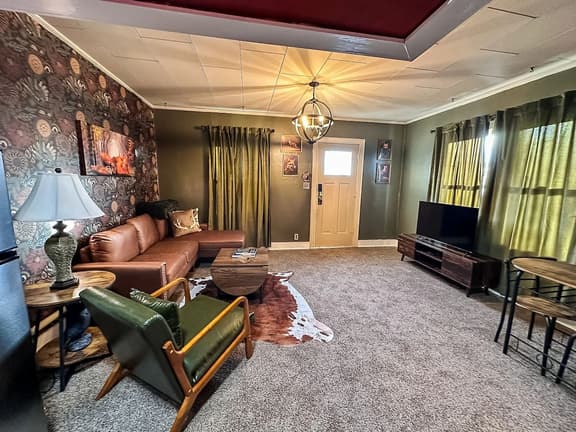 Bigfoot Bungalow-Private 1Bed/1Bath/Balcony-Downtown Russell - Image 1