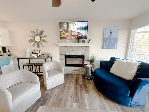 Bluey's Bungalow Lakefront Condo 2BD/2BA Pool, Hot Tub, 6PP - Image 1