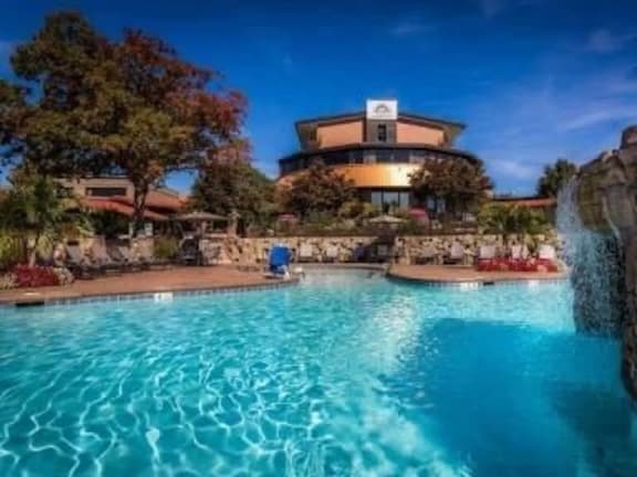 Eagle's Nest-1BD/1BA/Balcony/Pool/Kitchenette/Firepit-4pp - Image 1