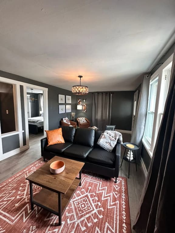Downtown Russell-1Bed/1Bath Condo Fireplace/Grill-2PP - Image 1