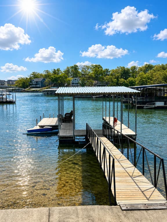 Lakefront 4BD/2.5BA Grill/Dock/Sleeps 13PP - Image 1