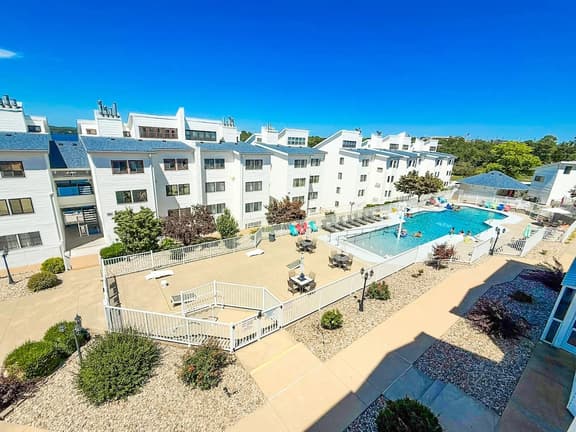 Lakeview Poolside 2BD/2BA/Pool/Balcony-Sleeps 6PP - Image 1