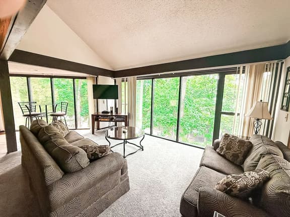 Little Leaf Lodge #104-Lakefront/3BD/3BA/Pools/Grill/Deck-6PP - Image 1