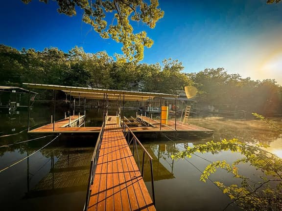 Private Lakefront Home w/Dock/Kayaks/4BD/2BA-12PP - Image 1