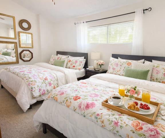 Sunshine & Roses Getaway Lakefront 1BD/1BA Pool/Hot Tub - Image 1