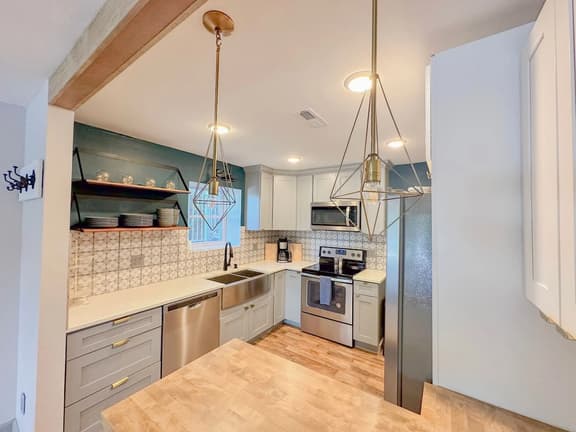 Wheelhouse: Lakefront 2BD/3BA/Deck/Pool/Pet Friendly-6PP - Image 1
